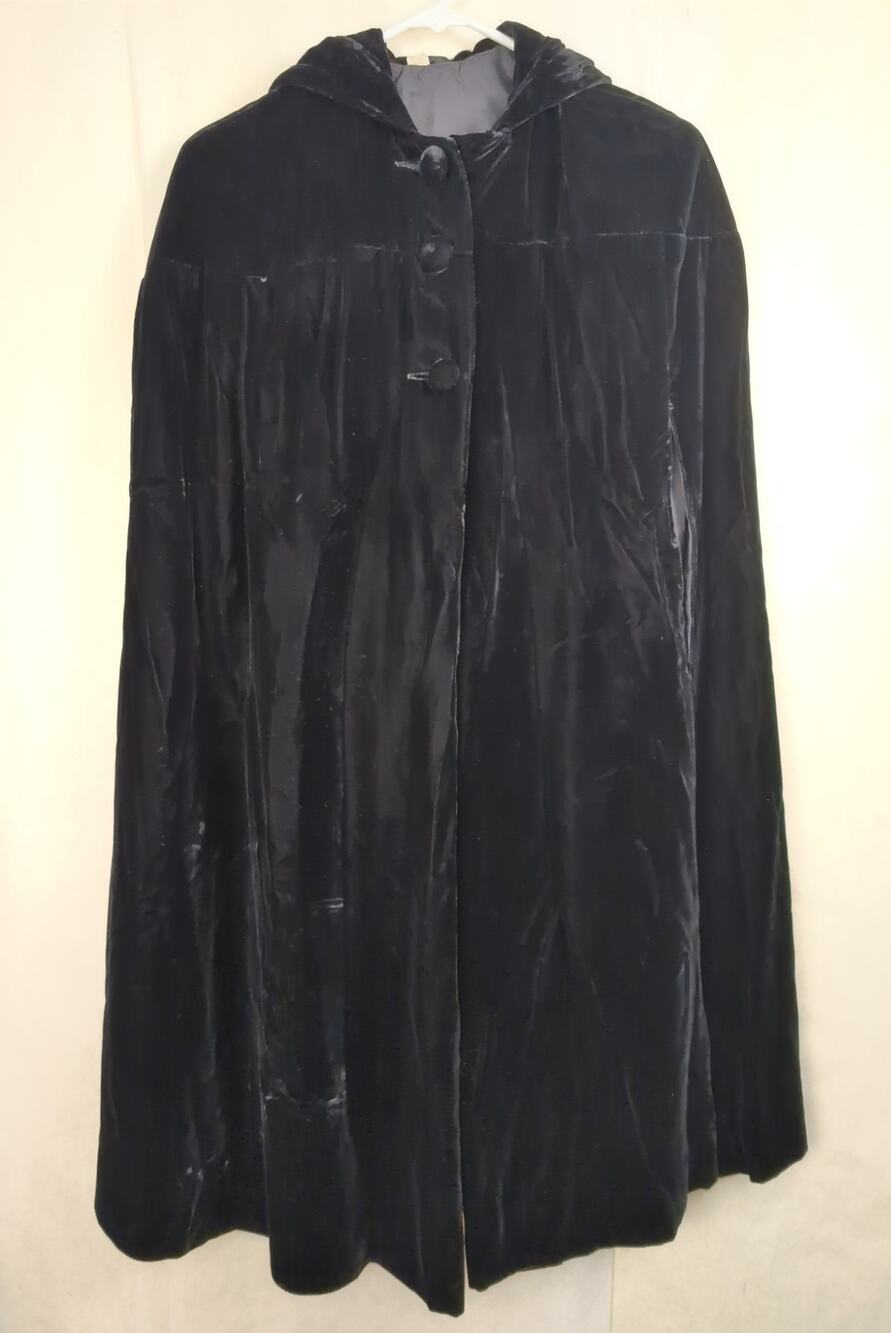 Vintage black velvet hooded cape coat One Size Whimsigoth Victorian Renaissance